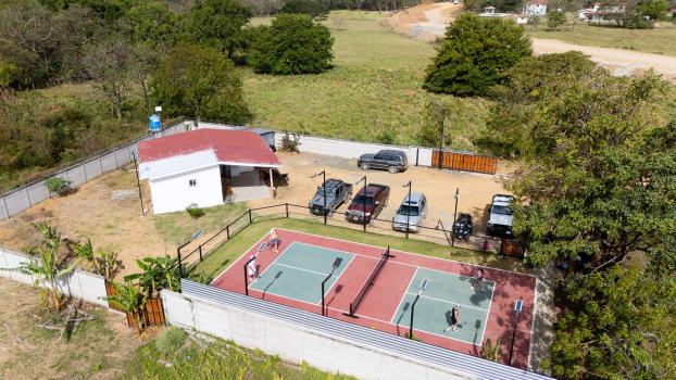 Pickleball Court & Guest Rooms – A Unique Investment Opportunity!,