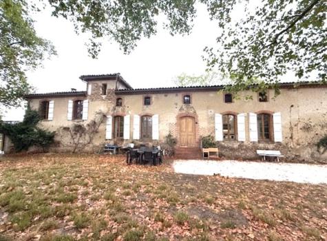Near Pamiers: Type 7 Farmhouse Of 388 M2 Of Living Space With Outbuildings On 9.9 Ha With Swimming Pool