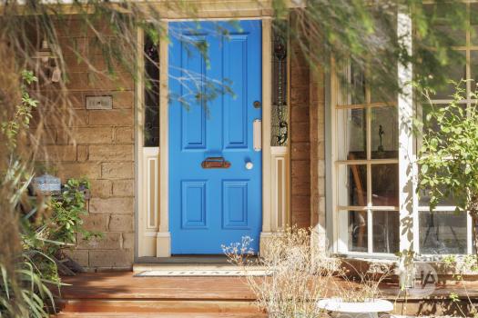 Versatile Country Home With Extensive Garaging